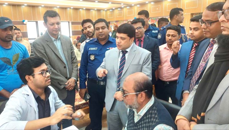 অস্বচ্ছল চক্ষু রোগীদের ফ্রি চিকিৎসা সেবা দিচ্ছে লক্ষ্মীপুর পৌরসভা